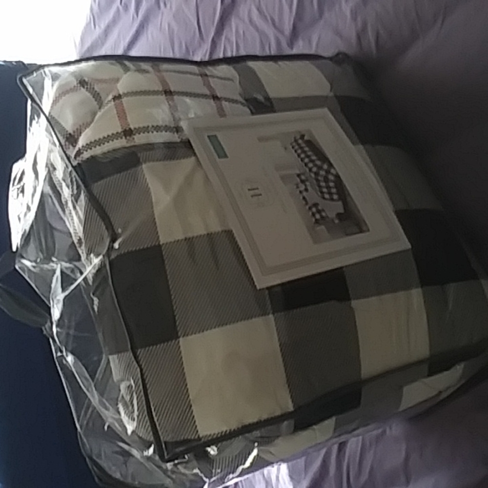 6 pc 100% poly Comforter set